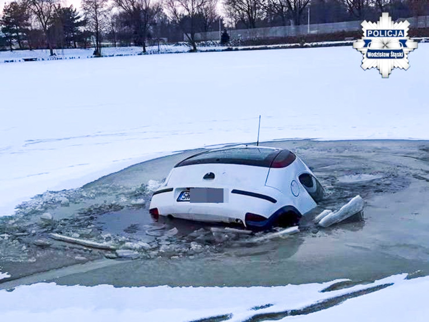 Zamarznięty zbiornik nie wytrzymał próby – samochód wpadł do lodowatej wody