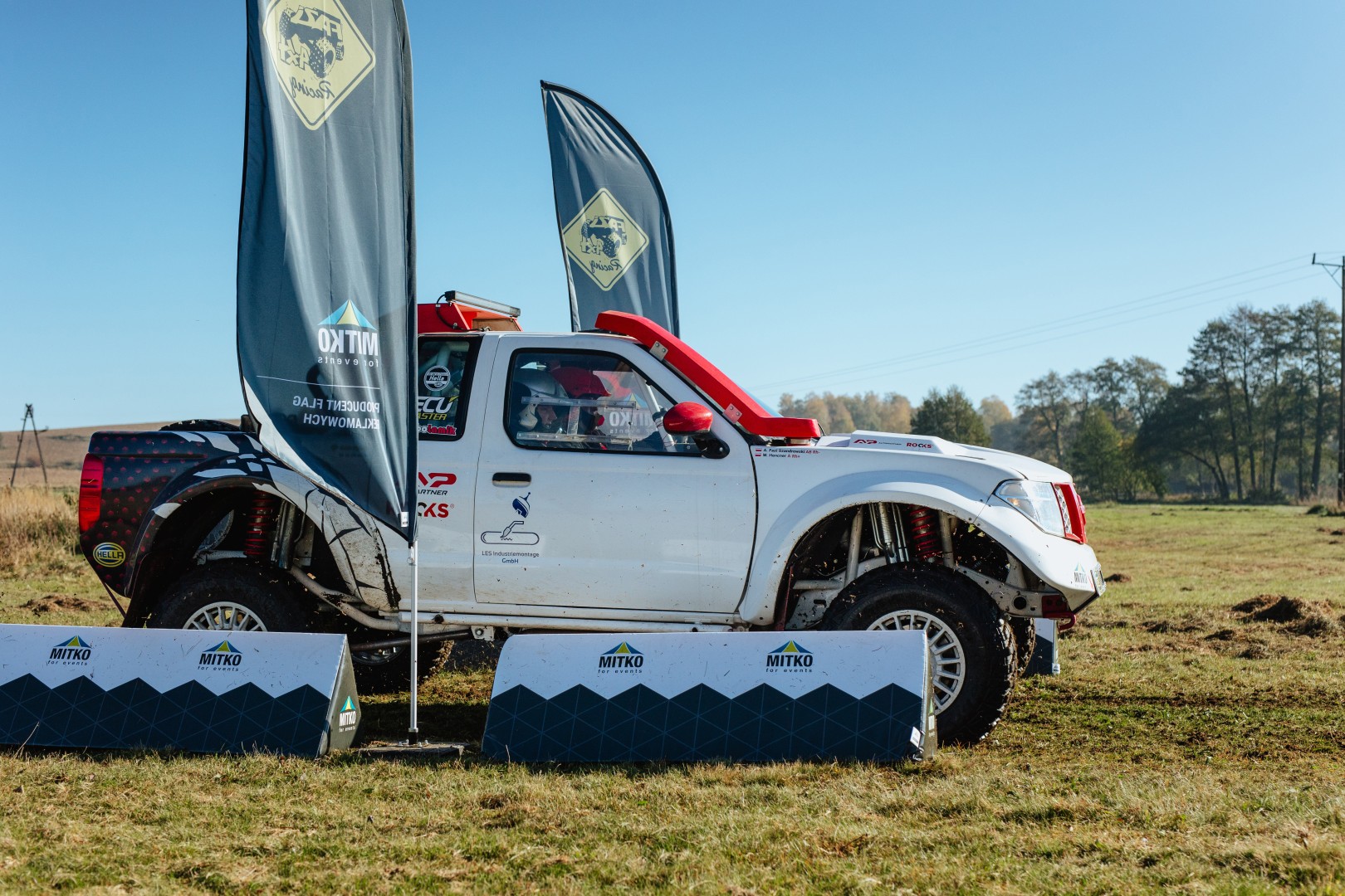 Jak wybrać flagę reklamową, która nie zniszczy się po kilku miesiącach?