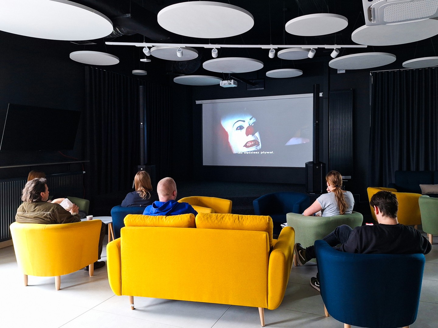 Dobry film i popcorn. Dołącz do Bibliotecznego Klubu Filmowego na Stacji Młodych