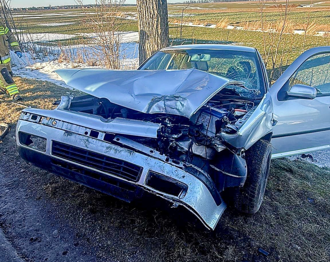 Samochód uderzył w drzewo na drodze Pawłów – Krowiarki