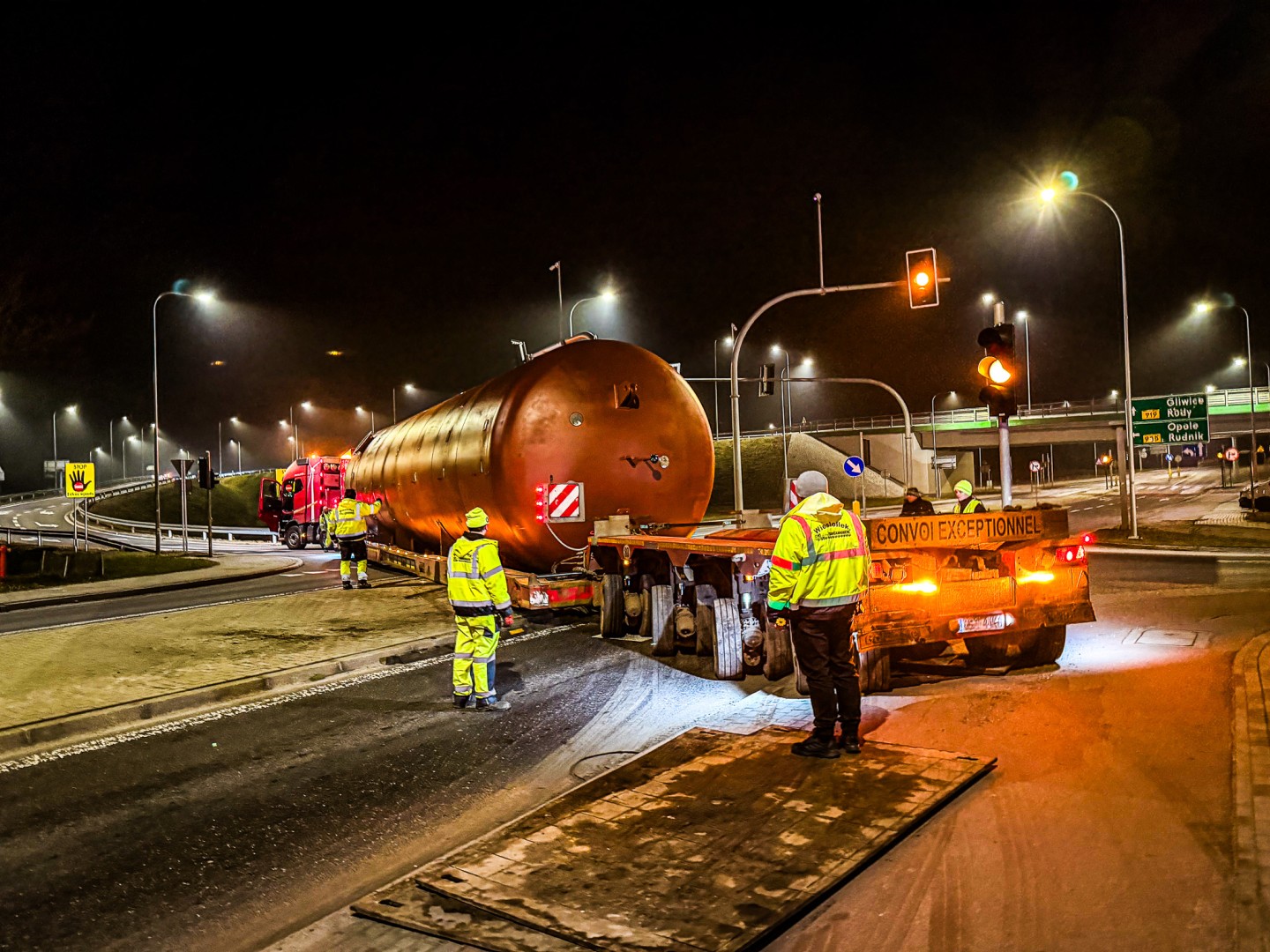 Potężny akumulator ruszył z Raciborza do Żywca. Nie obyło się bez problemów [FOTO i WIDEO]
