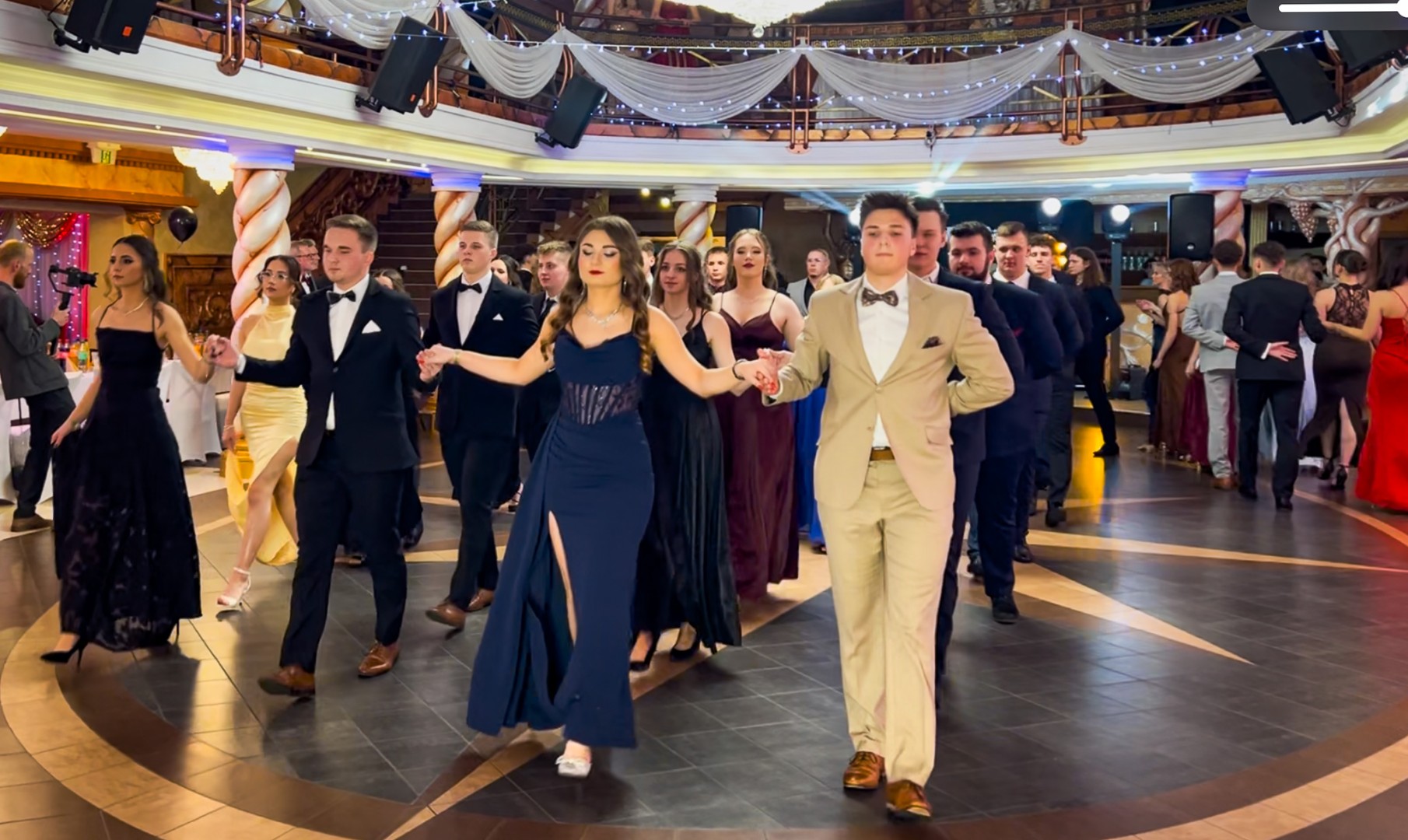 Studniówka maturzystów CKZiU nr 1 w Raciborzu. Poloneza zatańczono w Acropolis [WIDEO]