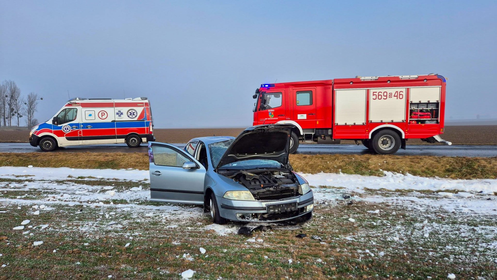 Dachowanie samochodu na DW 936 w Owsiszczach. Dwie osoby trafiły do szpitala