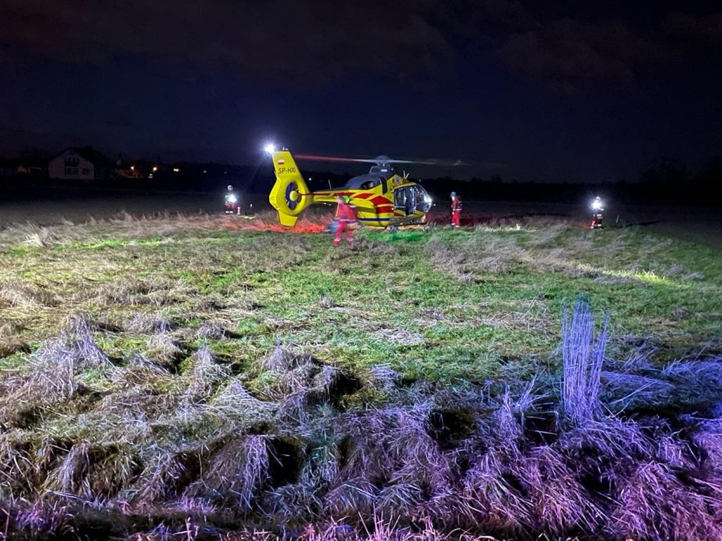 Wieczór pełen interwencji. Strażacy gasili komin, zabezpieczali drogę i ratowali życie