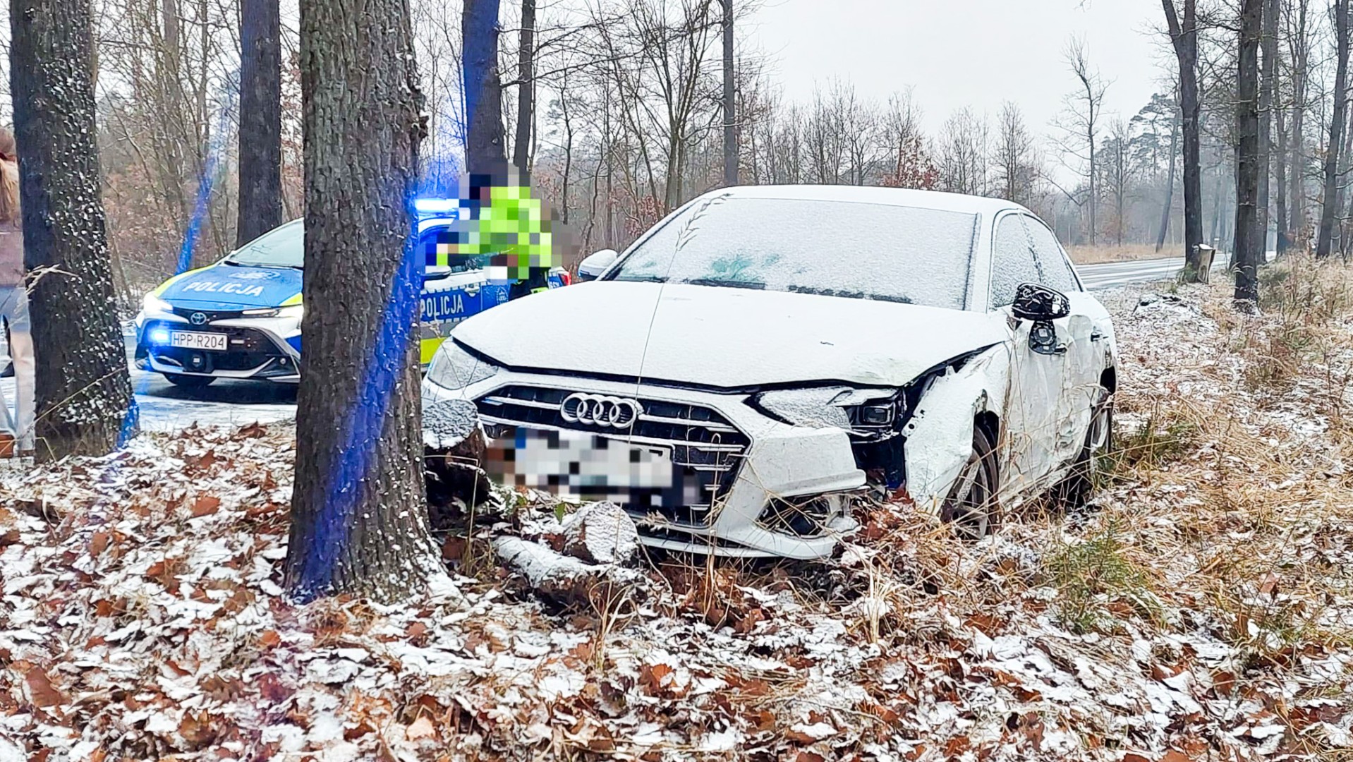 Poranny poślizg na białej nawierzchni. Audi zakończyło jazdę na drzewie