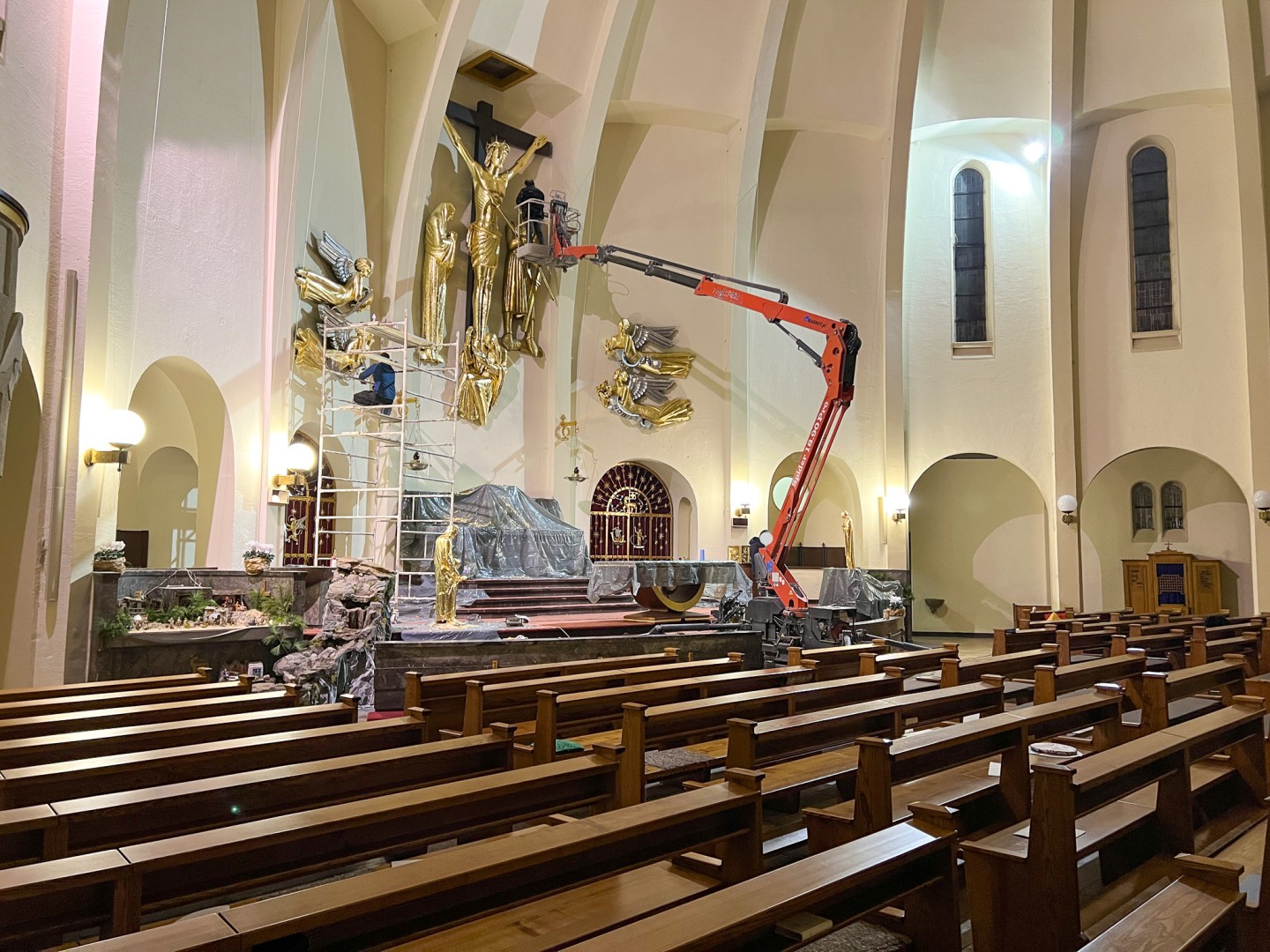 Odnowienie figur w kościele NSPJ. Msze przeniesione do kaplicy pod świątynią