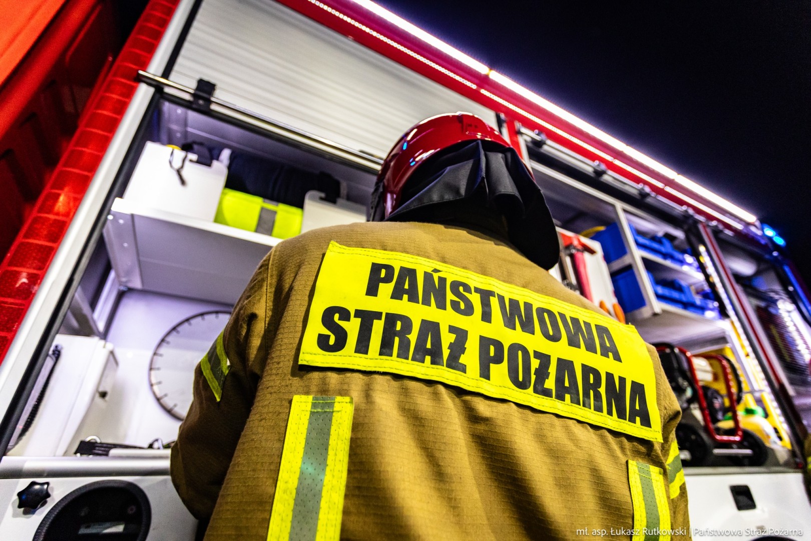 Pożar w mieszkaniu i tragiczne odkrycie przy ul. Piwnej. Interwencje strażaków w powiecie raciborskim