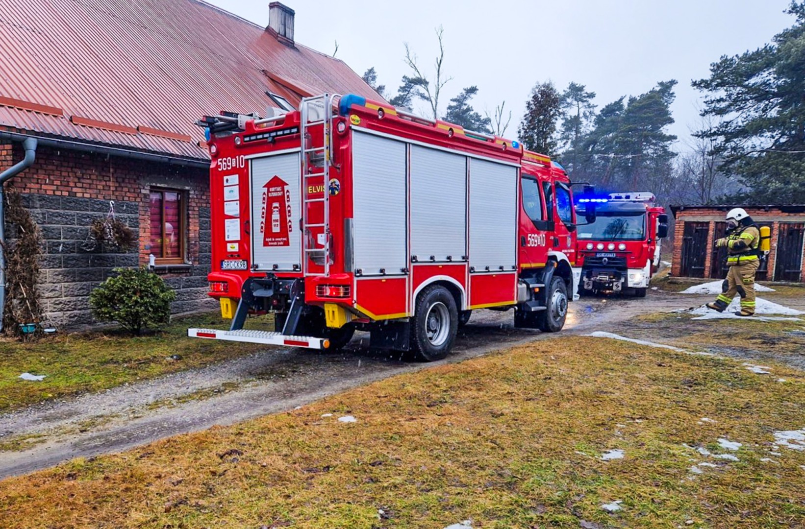 Pożar sadzy w kominie przy ul. Dworcowej w Rudach. Interweniowały zastępy PSP i OSP