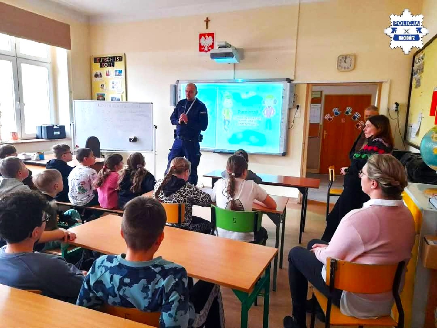 Dzielnicowy rozmawiał z uczniami o bezpieczeństwie podczas ferii