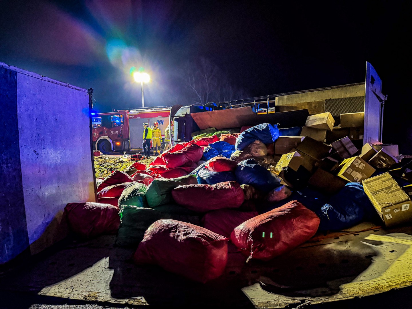 Ciężarówka przewróciła się na skrzyżowaniu Rudzkiej i Ciechowickiej [FOTO]