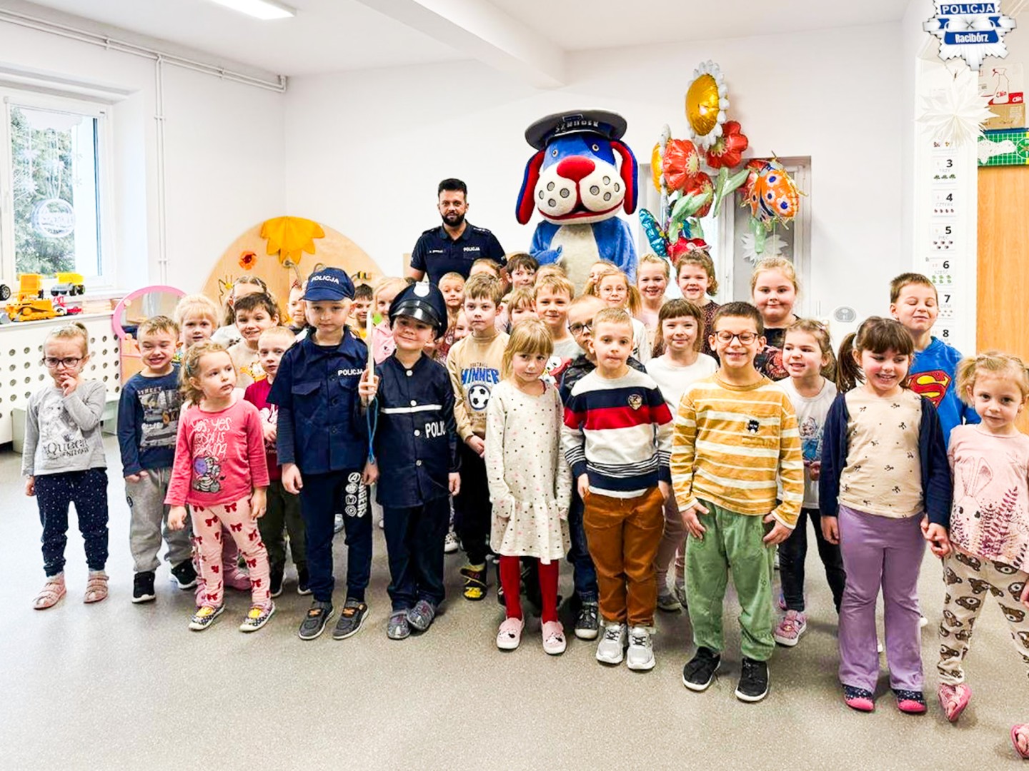 Bezpieczne ferie dla przedszkolaków. Policjant w ZSP 4