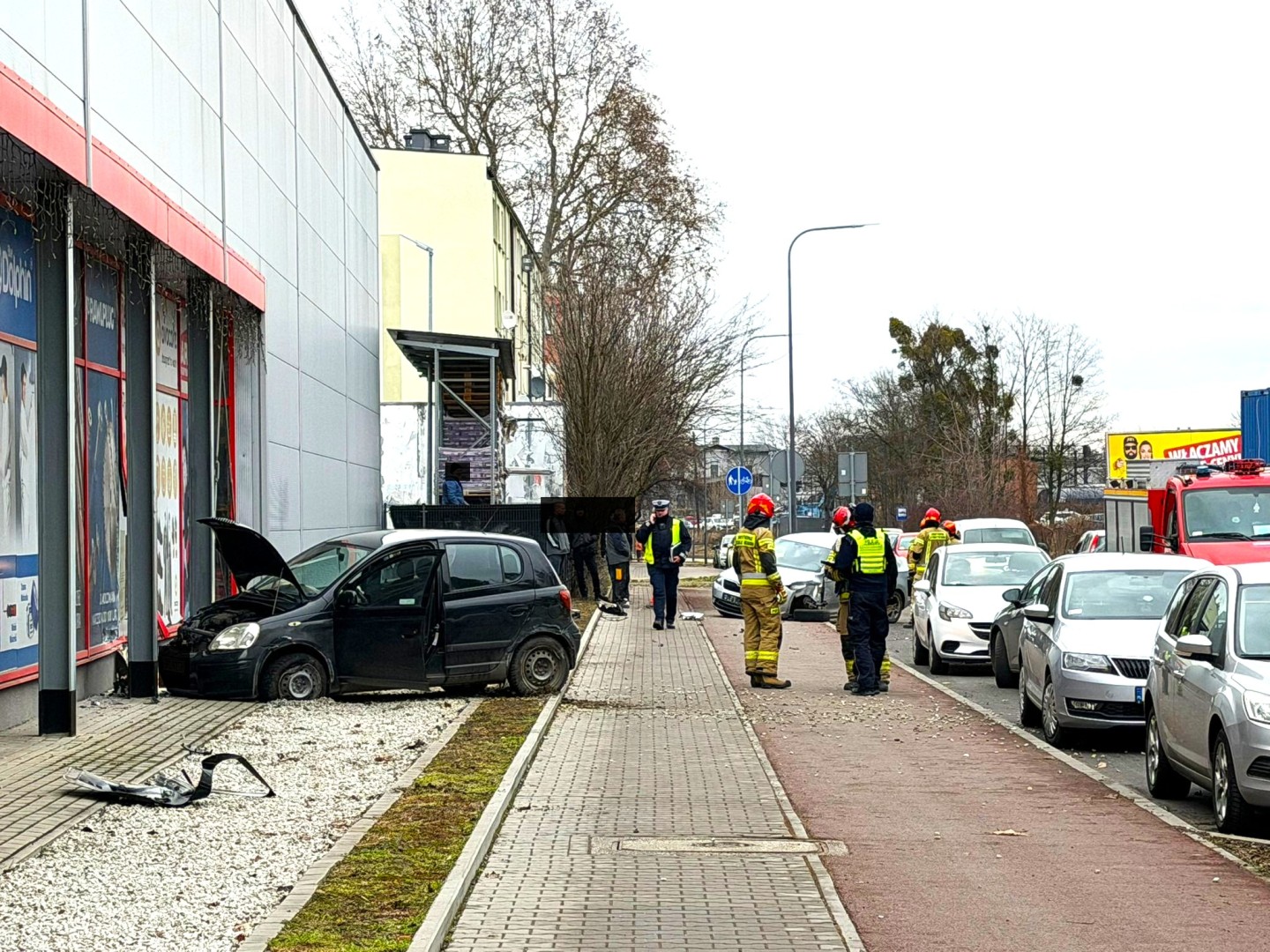 Kolizja na Kościuszki. Toyota prawie wjechała do sklepu [FOTO]