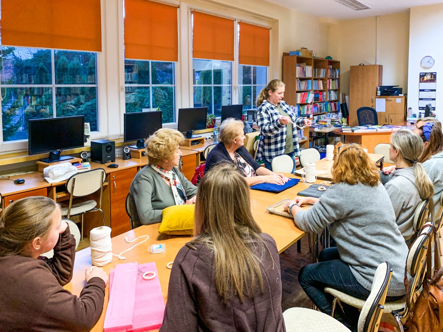 Spotkanie z tradycją. Biblioteka w Ocicach zaprasza na warsztaty haftu krzyżykowego