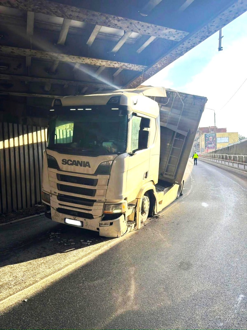 Samochód ciężarowy zablokował wiadukt przy Bosackiej–Rybnickiej