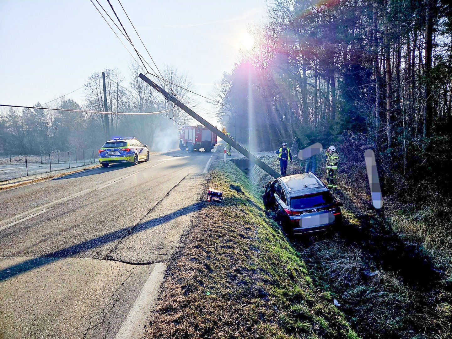 Samochód uderzył w słup na ul. Raciborskiej w Rudzie Kozielskiej