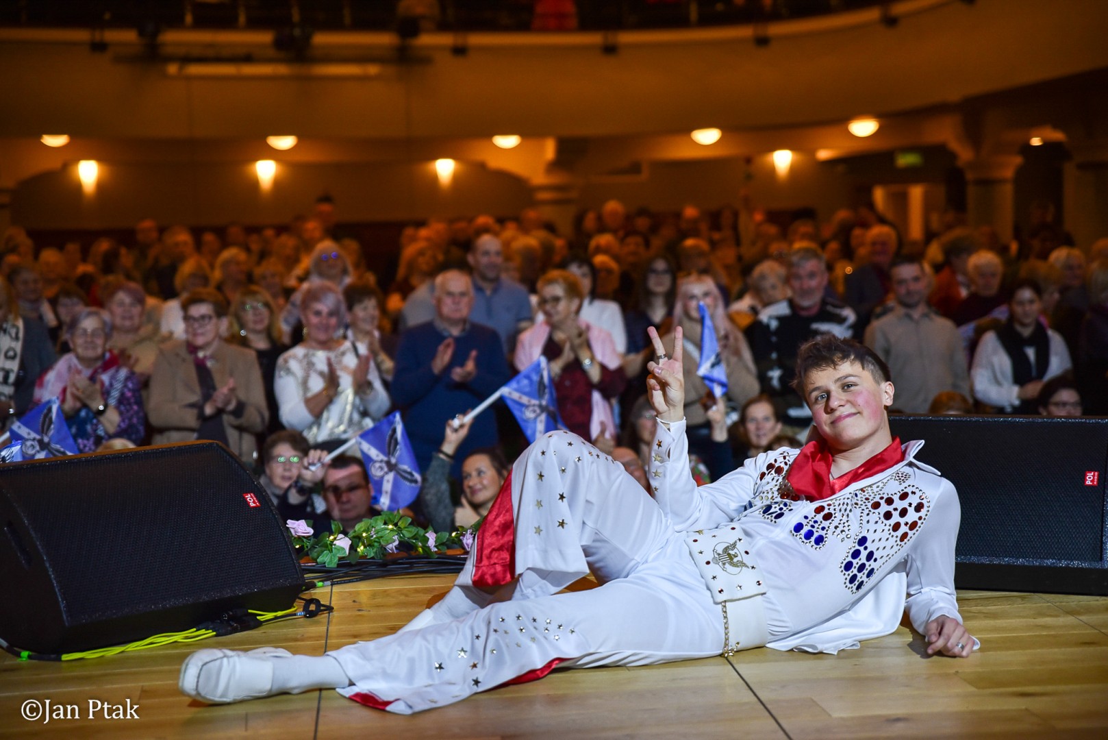 Elvis ożył w Raciborzu na Dzień Kobiet i rozdawał róże. Fabian Besta w RCK