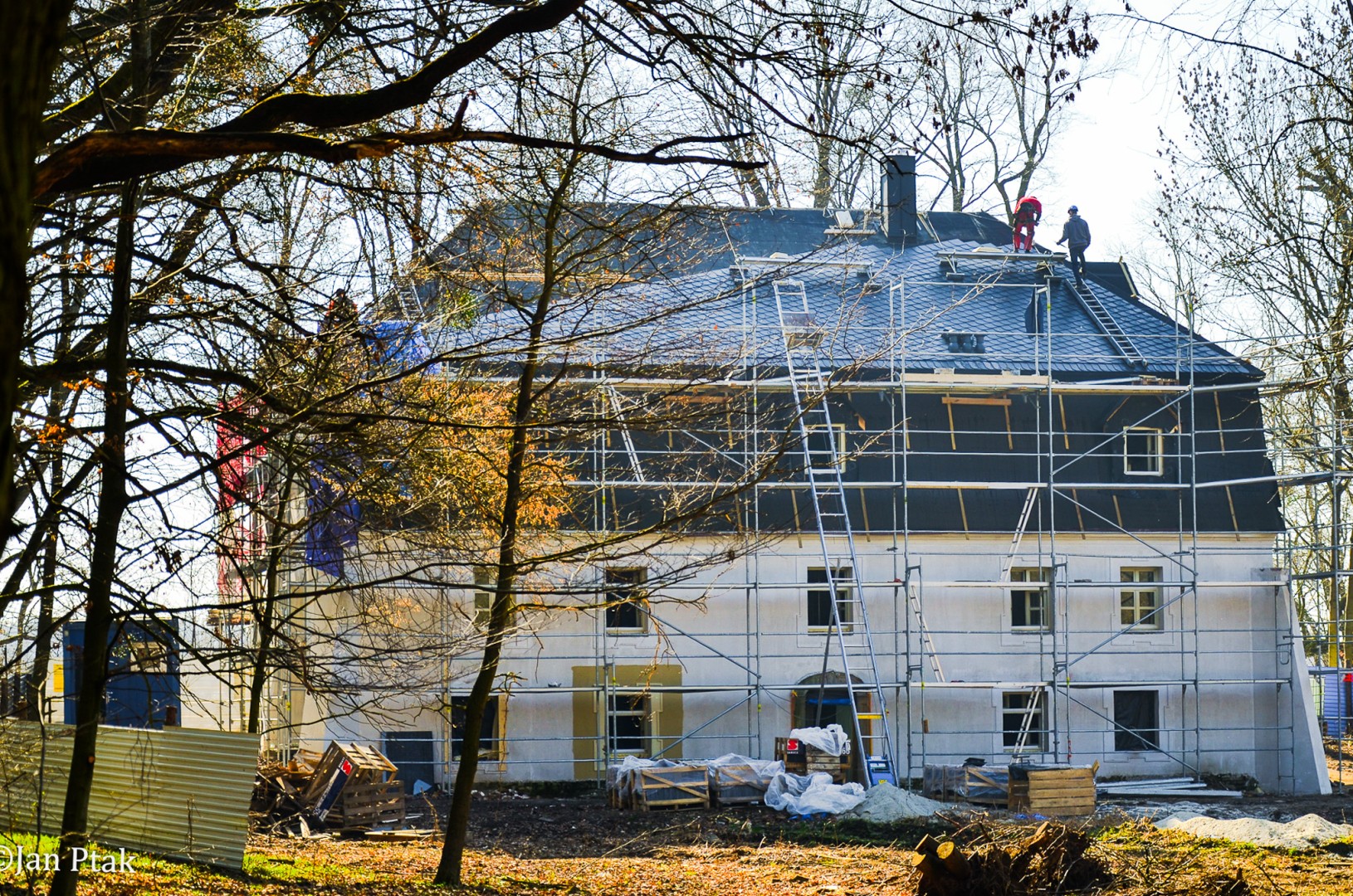 Pałacyk w Łężczoku odzyskuje blask. Postęp prac widać coraz wyraźniej