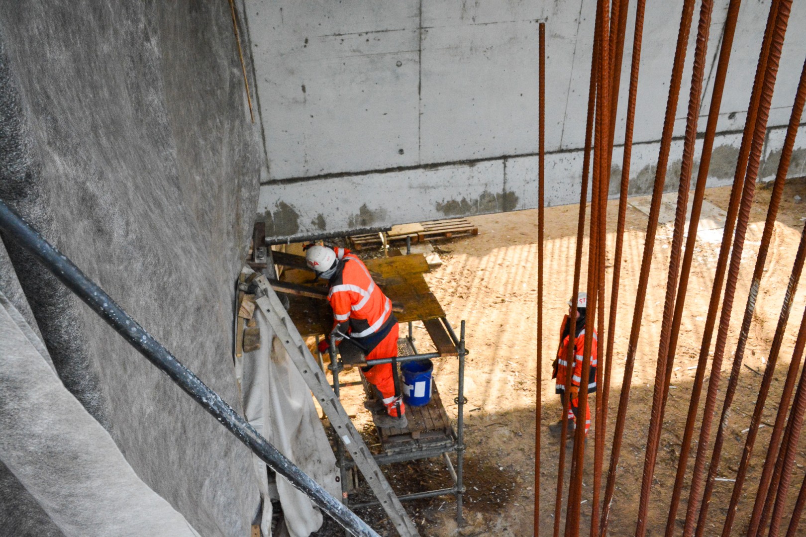 Most, który udźwignie kolumnę Abramsów: Finał nasuwania segmentów na moście Grzegorzowice-Ciechowice [FOTO i WIDEO]