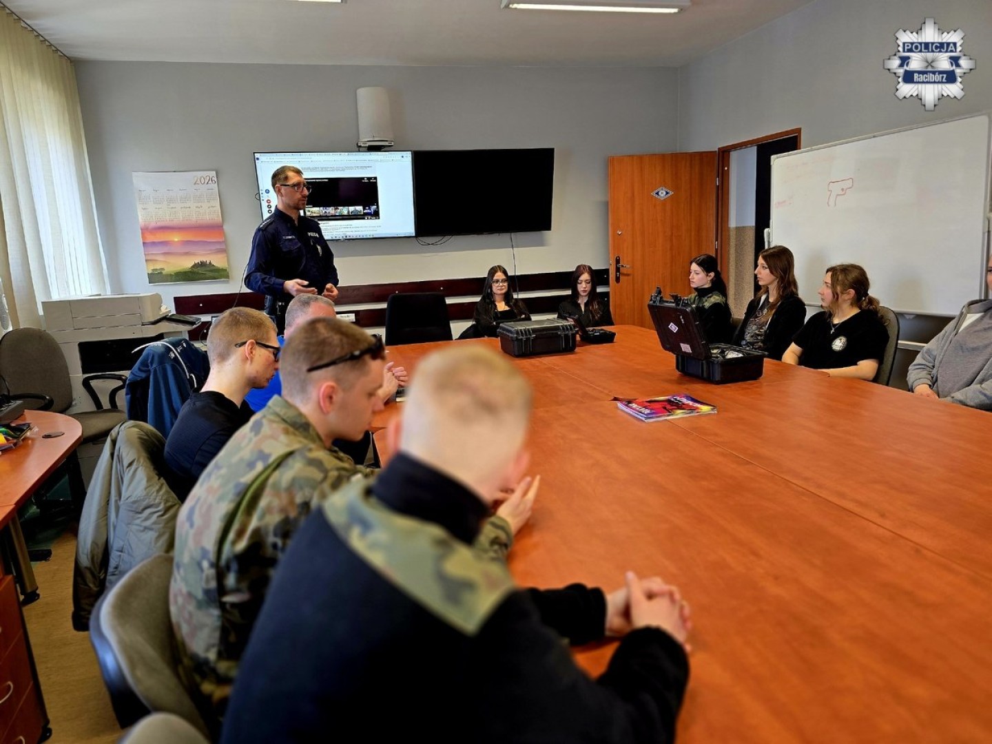 Uczniowie klas mundurowych z wizytą w raciborskiej komendzie policji