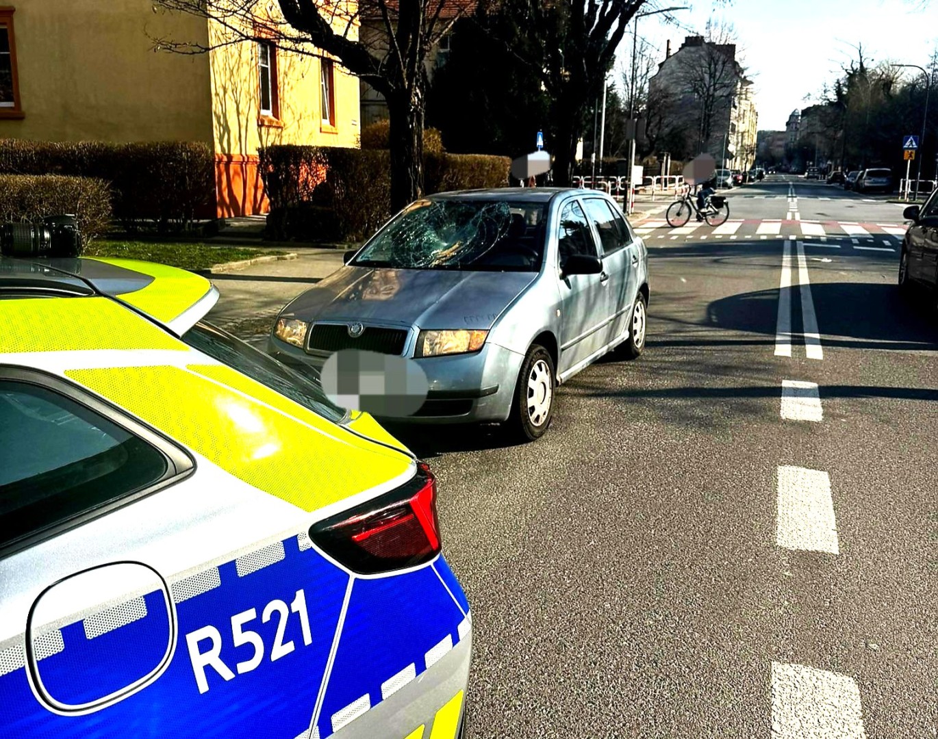 Groźne zdarzenie na ul. Ogrodowej w Raciborzu. Rowerzystka potrącona przez samochód