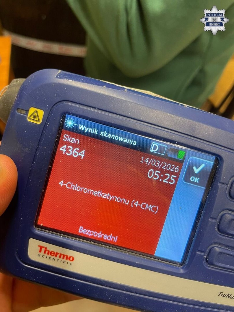 Nerwowa reakcja na widok radiowozu. Policjanci znaleźli przy nich narkotyki