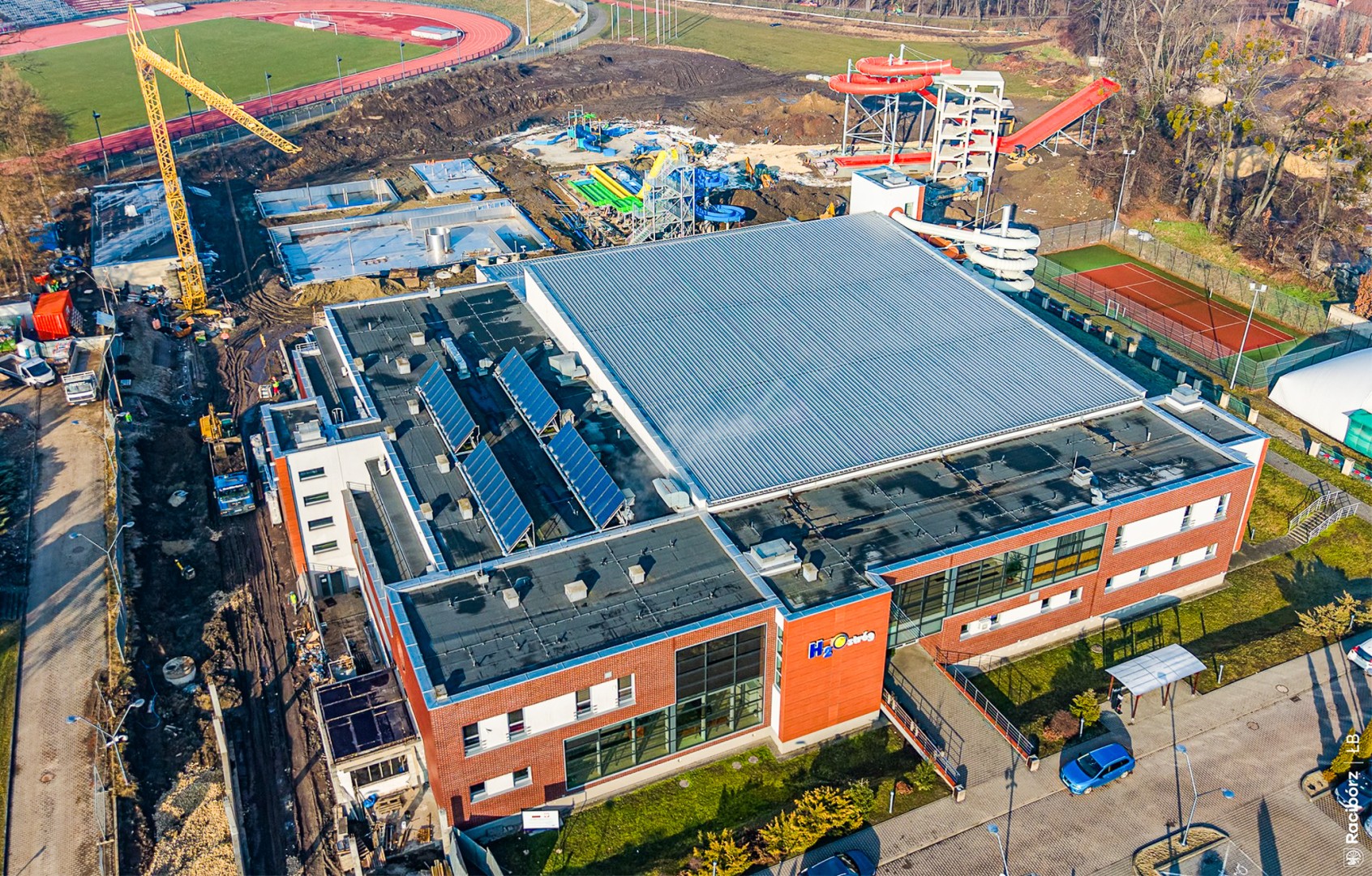 Fotowoltaika na miejskich budynkach. Racibórz inwestuje w energię przyszłości [LISTA]