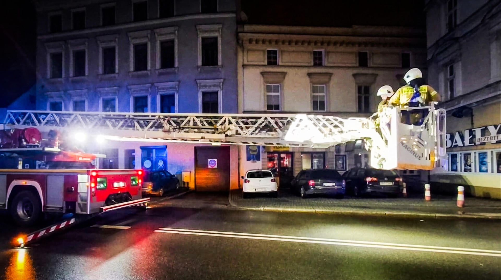 Noc pełna akcji strażaków. Płonący dom i ranny 38-latek