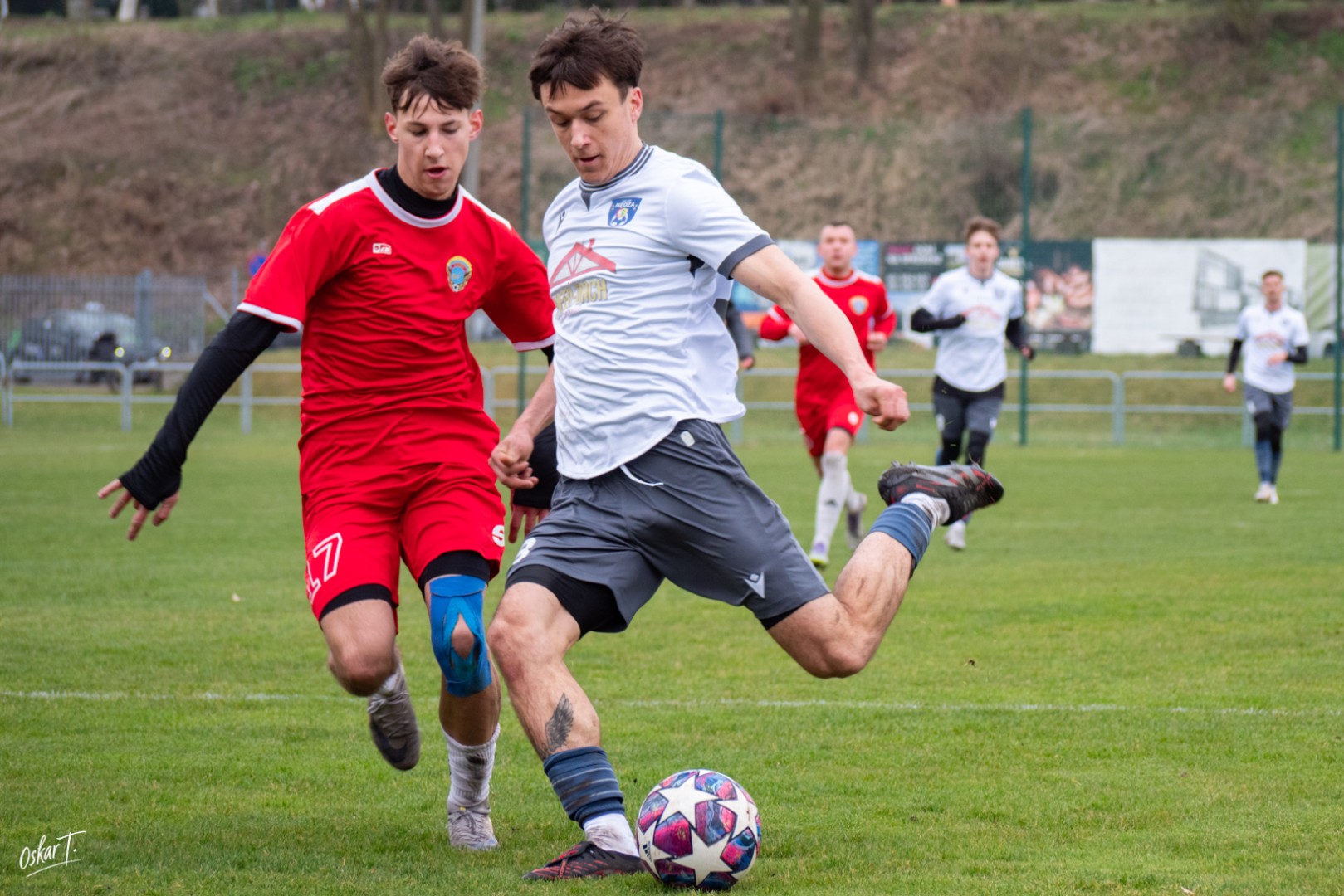 Dziewięć goli i wielkie emocje. Nędza przegrywa po thrillerze [FOTO]