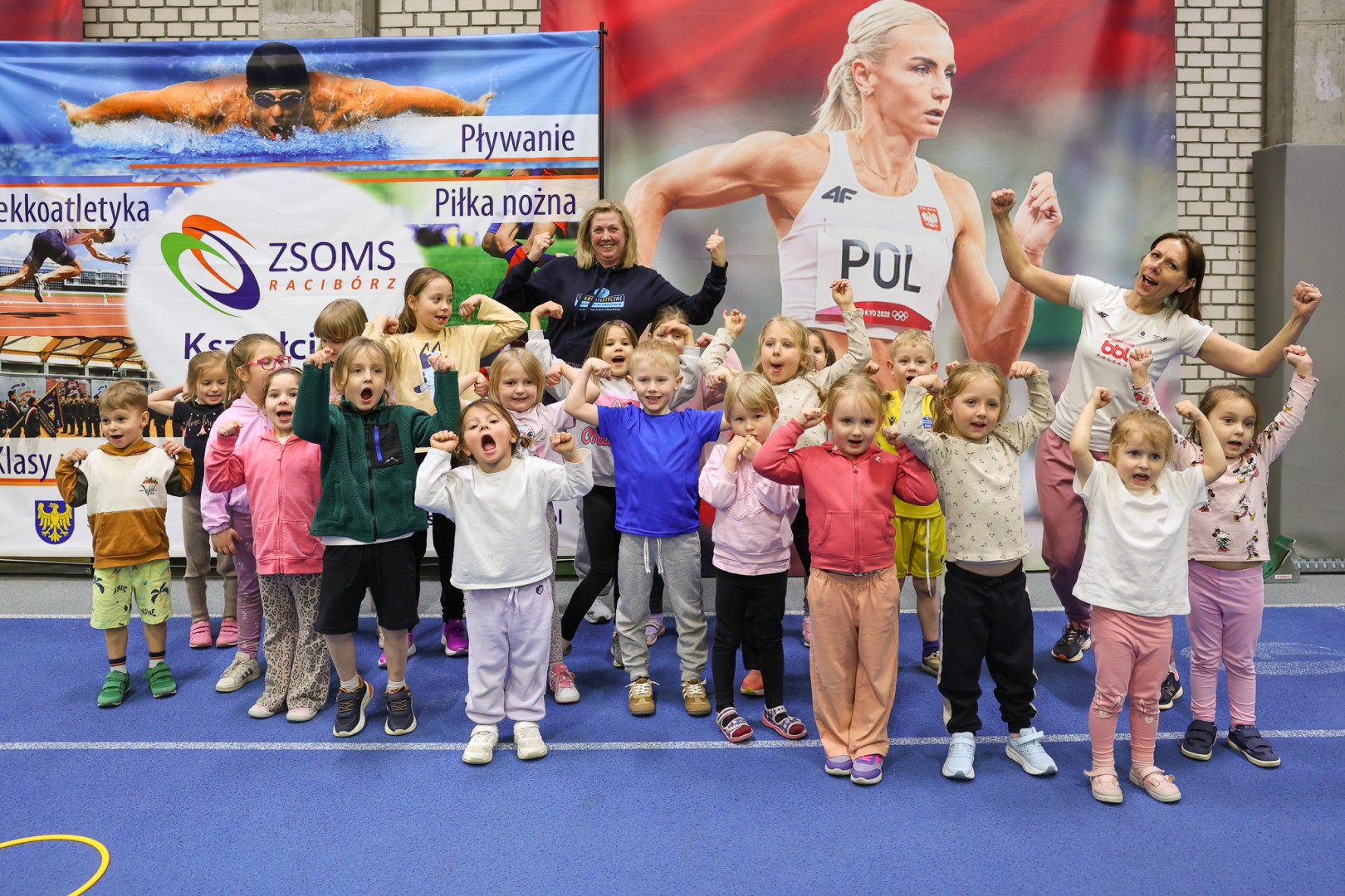 Bo każdy artysta musi być w formie. Mali Odkrywcy Sztuki z RCK na treningu w Szkole Mistrzostwa Sportowego