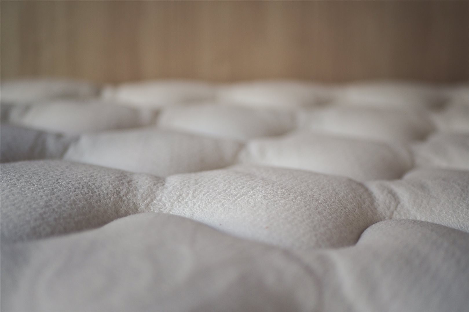 Materac piankowy czy sprężynowy – co lepiej sprawdza się w praktyce doboru cenowego?