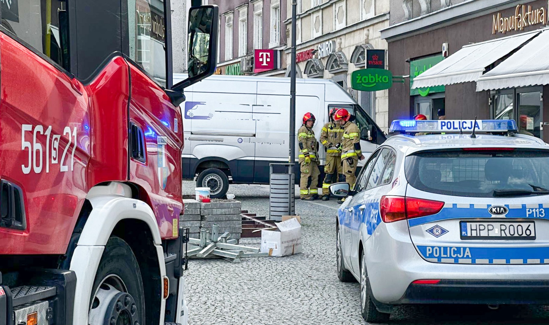 Bus uderzył w futrynę sklepu na rynku. Służby wyjaśniają okoliczności zdarzenia