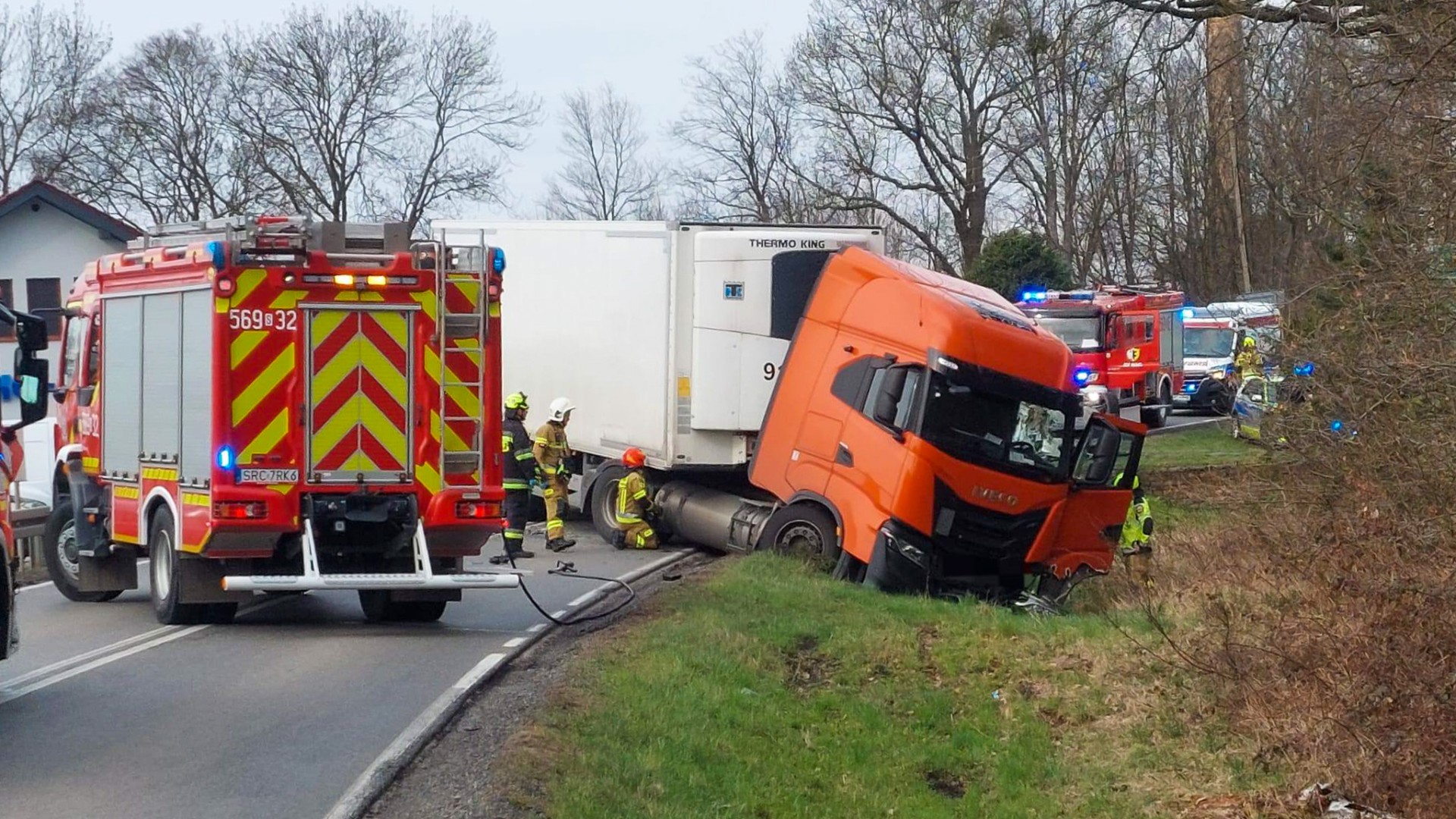 Poważne zderzenie na ulicy Rudzkiej w Babicach. DW 919 Racibórz-Rudy-Nędza całkowicie zablokowana