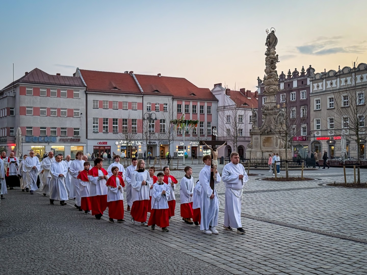 Liturgia Wielkiego Piątku w sercu Raciborza [FOTO i WIDEO]