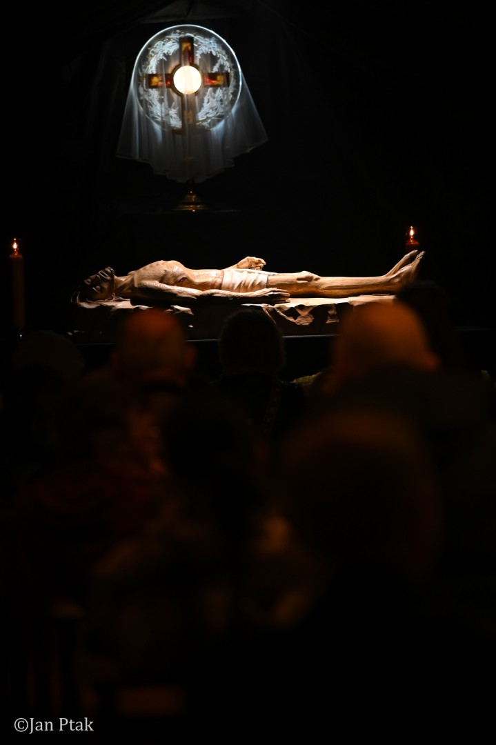 Obrzędy Wielkiego Piątku w centrum największej parafii Raciborza