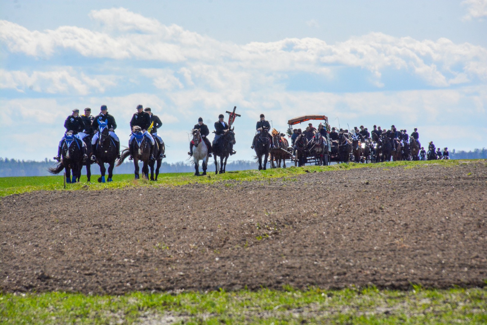 Bieńkowice: średniowieczna tradycja wciąż żywa - ponad sto koni w procesji [FOTO i WIDEO]