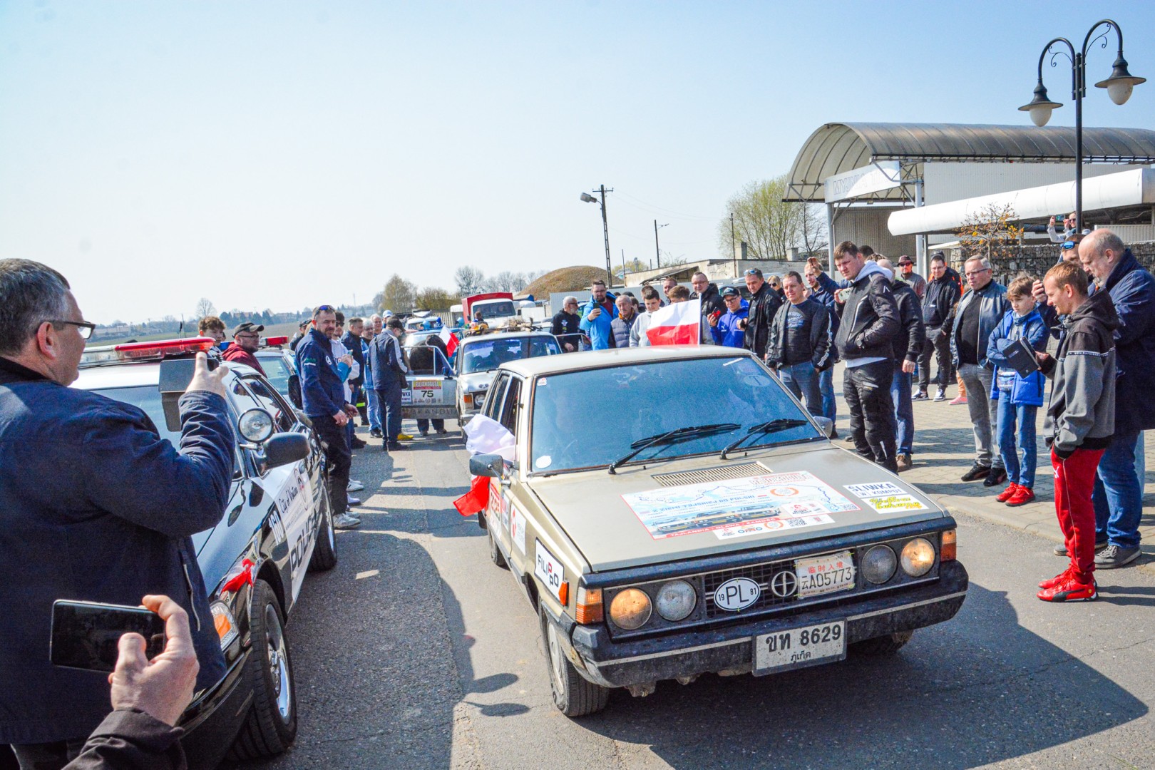 Z Tajlandii do Chałupek: Kultowe Fiaty i Polonez tłumnie powitane w ojczyźnie [FOTO i WIDEO]