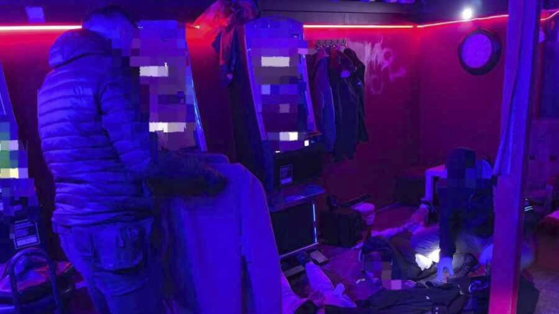 Nielegalny hazard, poszukiwani i narkotyki w jednym z salonów gier