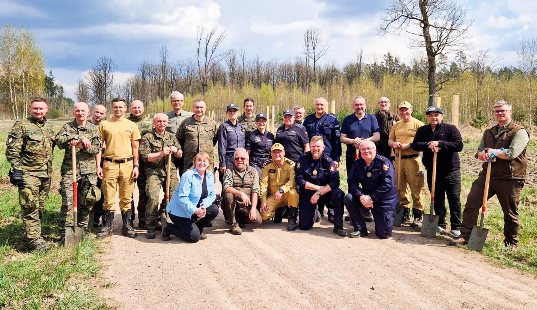 Mundurowe sadzenie lasu w Rudach. Wspólna akcja służb i samorządowców