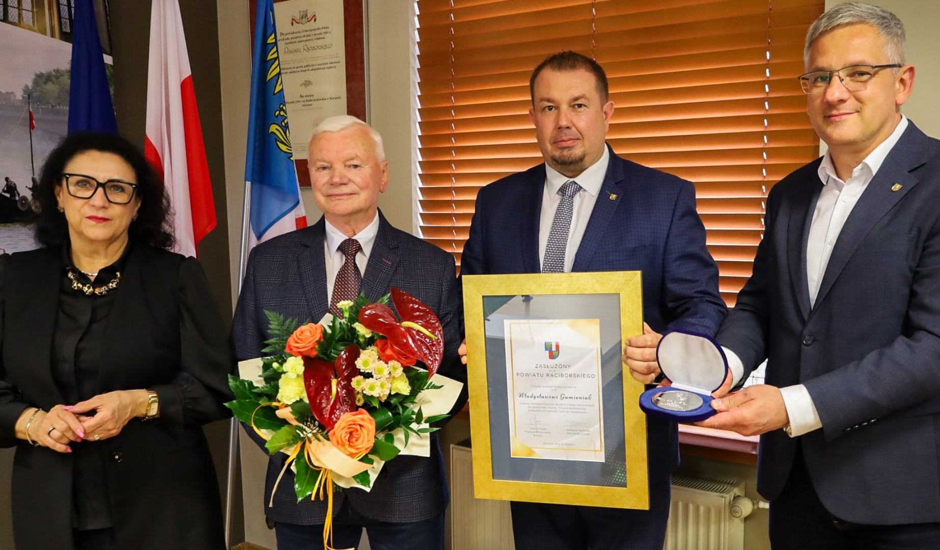 Uhonorowanie Władysława Gumieniaka medalem Zasłużony dla Powiatu Raciborskiego