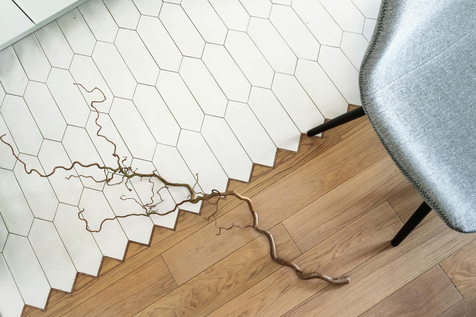 Spójna drewniana przestrzeń – jak podłoga, listwy i zabudowy tworzą jeden styl