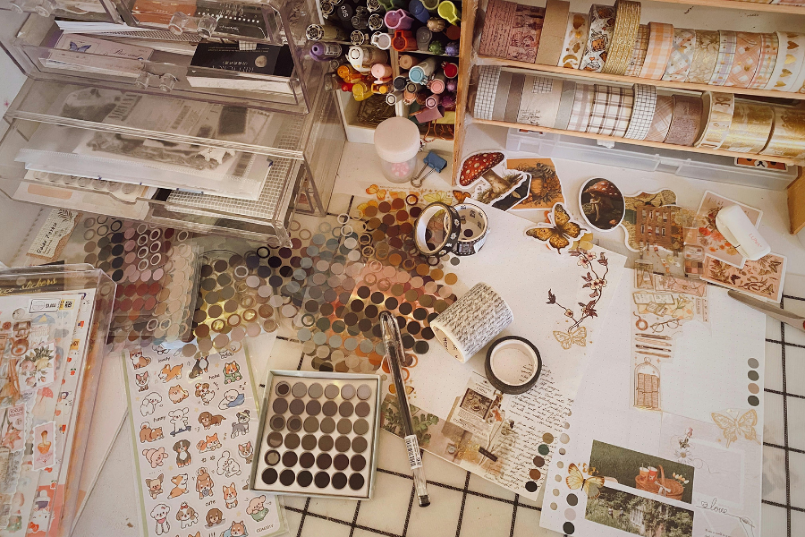 Nowoczesne zastosowania naklejek na folii samoprzylepnej w promocji, dekoracji i oznakowaniu