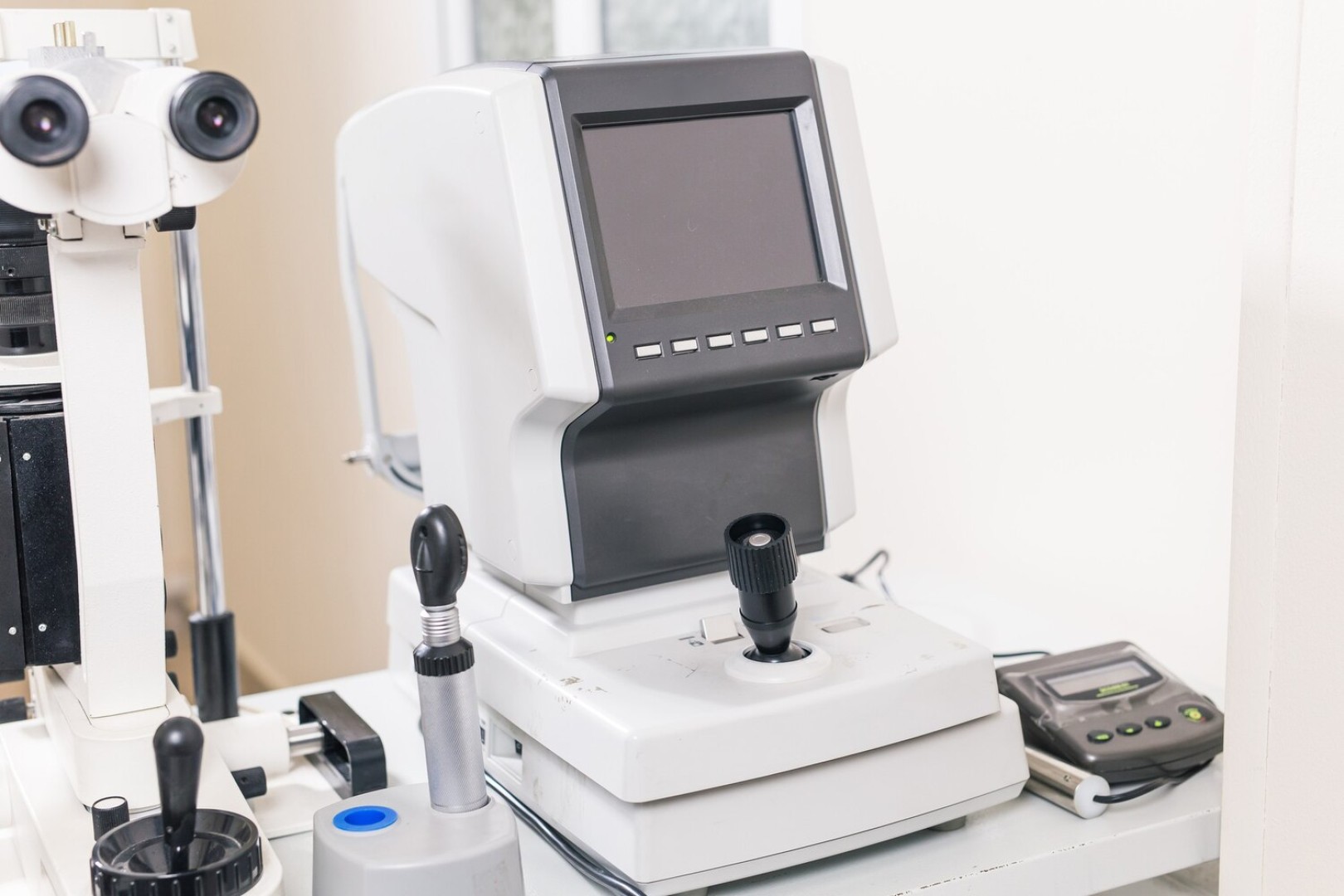 Kompletowanie gabinetu okulistycznego: Strategia zakupowa i priorytety sprzętowe dla młodych praktyków