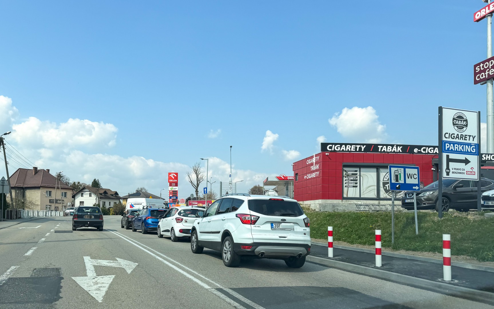 Czesi tankują w Chałupkach. Posłanka alarmuje, MSWiA uspokaja