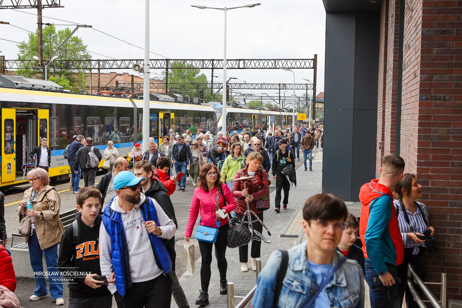 Opolski Ekspres Dęty znów dotarł do Raciborza. Dworzec wypełniła muzyka i tłumy gości
