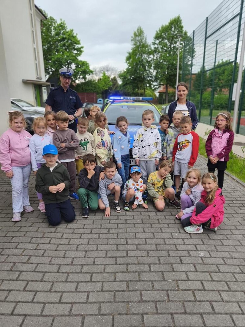 Bezpieczeństwo najmłodszych. Policjant ruchu drogowego odwiedził przedszkole w Ocicach