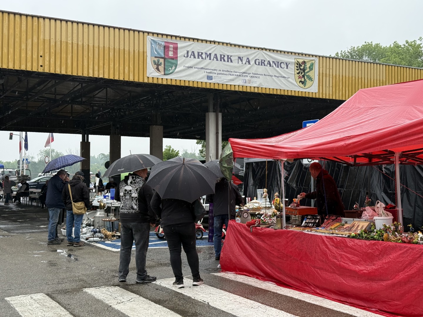 Deszczowy Jarmark Staroci w Chałupkach. Pogoda pokrzyżowała plany wystawcom