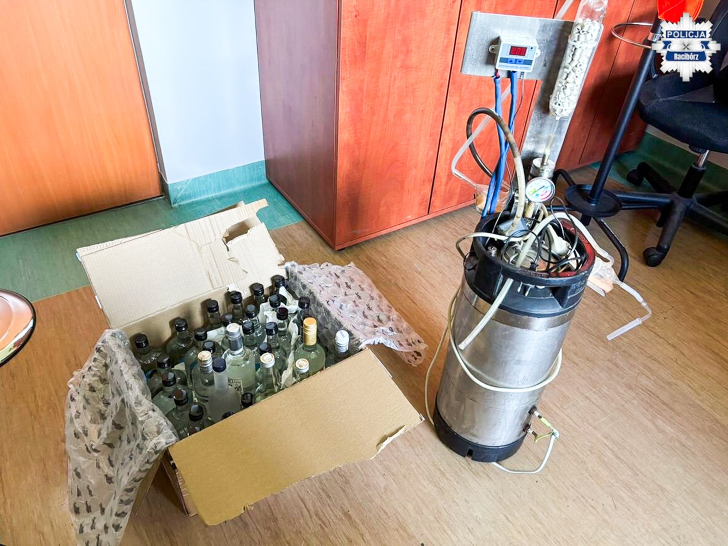 Nielegalny alkohol w gminie Rudnik. Policjanci zabezpieczyli aparaturę