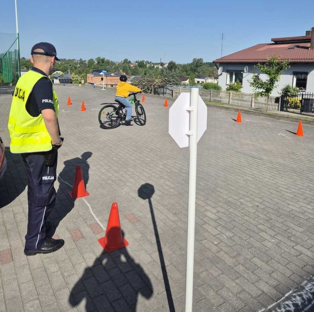Policjanci sprawdzają umiejętności młodych rowerzystów. Egzaminy na kartę rowerową w raciborskich szkołach