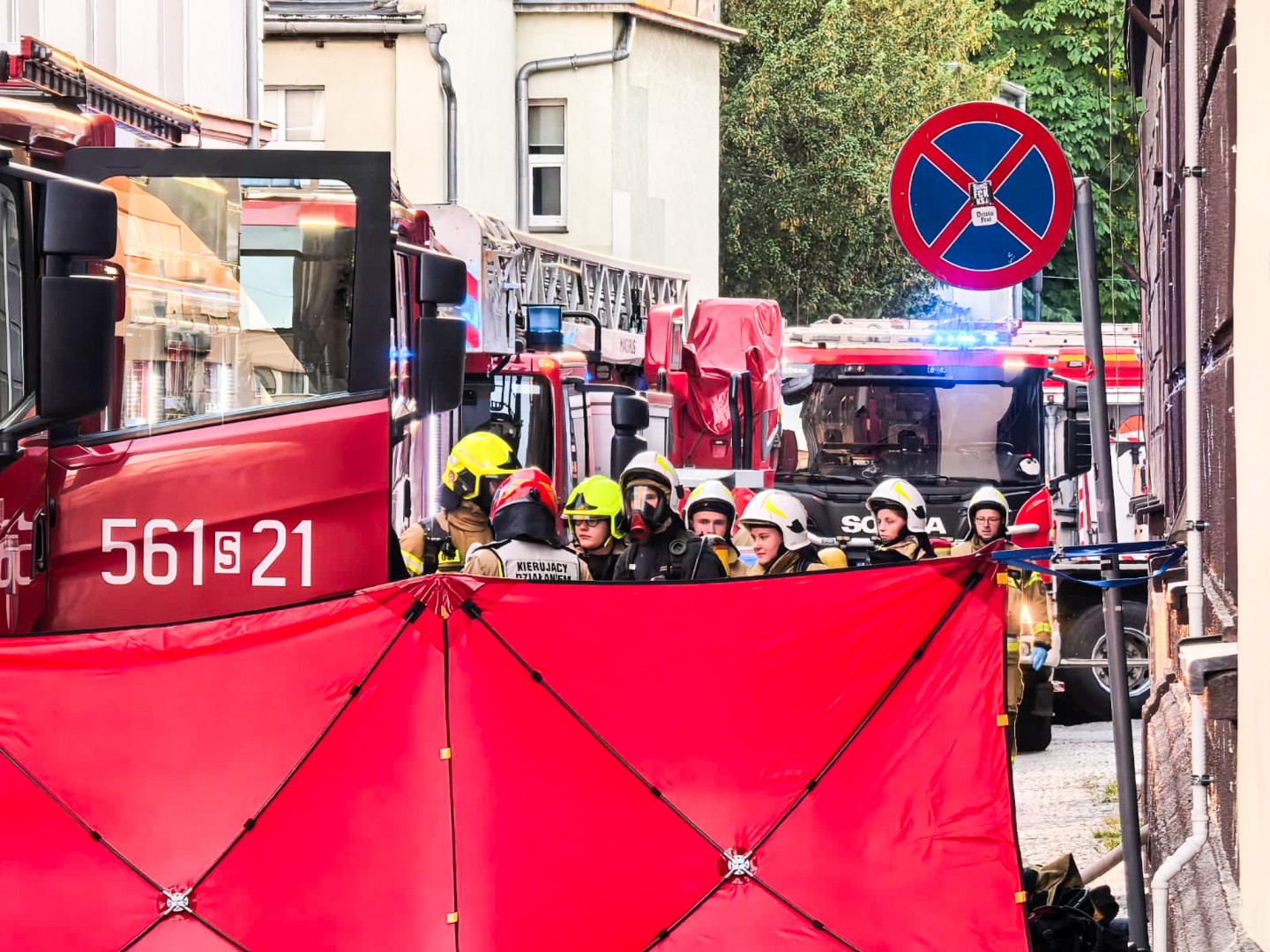 Pożar mieszkania przy Rynku. W akcji osiem zastępów straży pożarnej