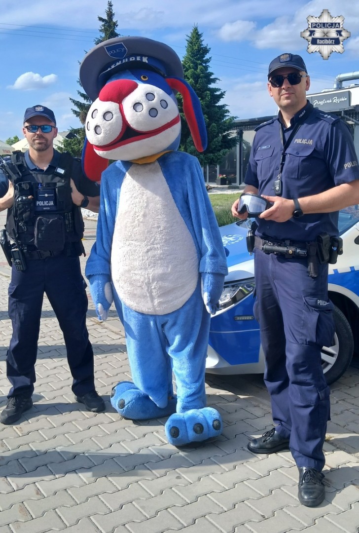 Policjanci na Dniu Dziecka w Roszkowie. Nauka bezpieczeństwa i spotkanie ze Sznupkiem